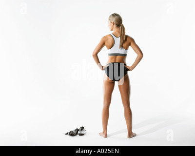 Sportlerin stehend, Rückansicht Stockfoto