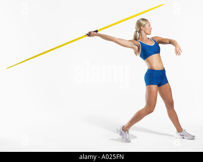 Sportlerin, Speerwurf, Seitenansicht wird vorbereitet Stockfoto