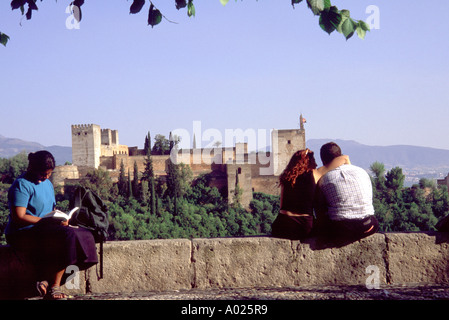 Spanien-Granada. Die Alhambra von der Mirador San Nicolas, der sich direkt neben der Stadt Granada neue Moschee gesehen. Romantische Kulisse. Stockfoto