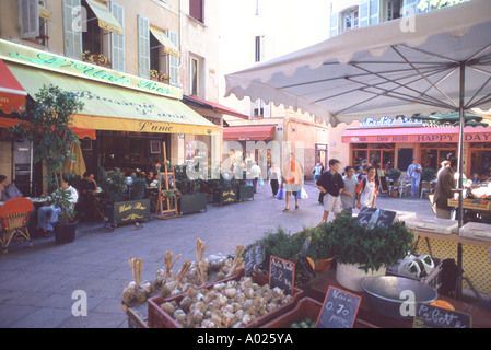 Frankreich-Aix-En-Provence-Markt in der Mitte der Stadt, sehr bunt und Platz ist von Cafés und Restaurants gesäumt. Stockfoto