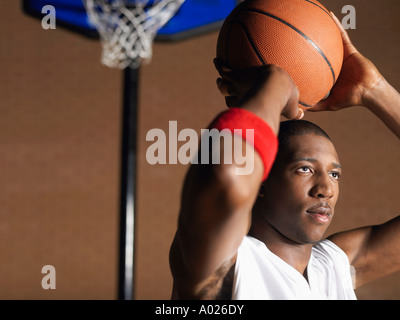 Basketball-Spieler, die Vorbereitung zu werfen, Porträt Stockfoto