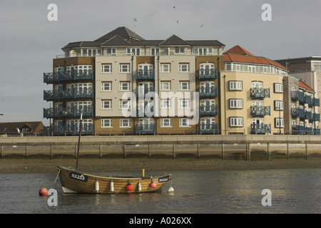 Eine Neuentwicklung von Ufergegendhäuser neben dem Fluss Adur in West Sussex, Südengland. Stockfoto