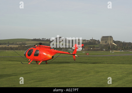 Ein MD Hubschrauber 369E sitzt auf dem Flugplatz von Shoreham (Brighton City) Flughafen, West Sussex. Stockfoto