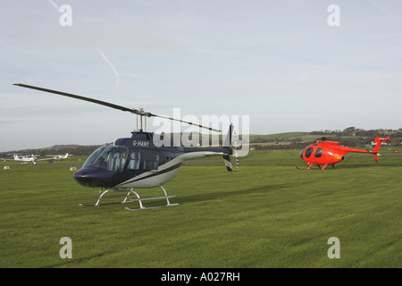 Eine Augusta Bell 206B Jet Ranger III, sitzt auf dem Flugplatz von Shoreham (Brighton City) Flughafen, West Sussex. Stockfoto