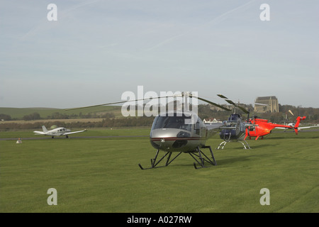 Enstrom 480 Hubschrauber sitzt auf dem Flugplatz von Shoreham (Brighton City) Flughafen, West Sussex. Stockfoto