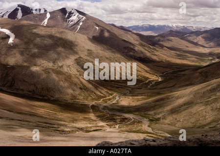 Zerklüftete Berge und gewundene Straßen in der Nähe des Taglangla-Passes an der Manali Leh Road in Ladakh, Indien. Himalaya-Landschaft in großer Höhe. Stockfoto