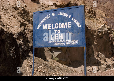 Gouvernment von Jammu Kashmir Willkommen in Leh Schild an der Manali Leh Himalaya Straße in Ladakh, Indien. Blaues Metallschild in einer felsigen Landschaft. Stockfoto
