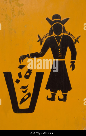 Silhouettenzeichen einer traditionellen gekleideten Ladakhi-Frau, die Müll in einen Abfalleimer wirft, Ladakh, Indien. Stockfoto