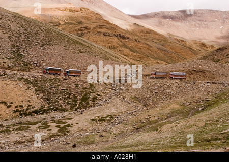 Indische Lastwagen mit Gütern, die durch den Himalaya fahren, um Vorräte in den abgelegenen Stadtteil Ladakh, Indien, zu bringen. Stockfoto