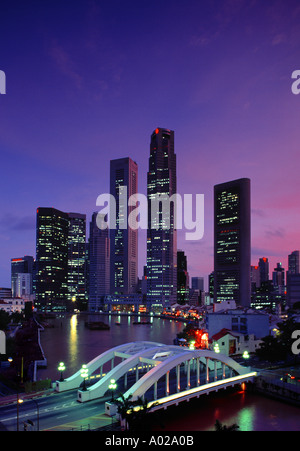 Singapur, Singapore River, Central Business District, Skyline, Brücke, Twilight, hoher Winkel anzeigen Stockfoto