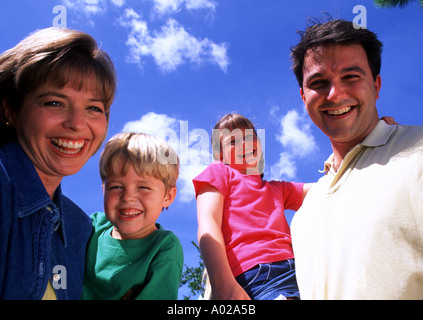 Abstrakte Porträt der Familie mit Kindern im freien Stockfoto