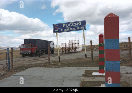 Autos und Menschen warten auf Prüfung.  Der Durbet-Daba-Pass. Neutrale Zone zwischen Tashanta, Russland, und rote Jurte Mongol Stockfoto