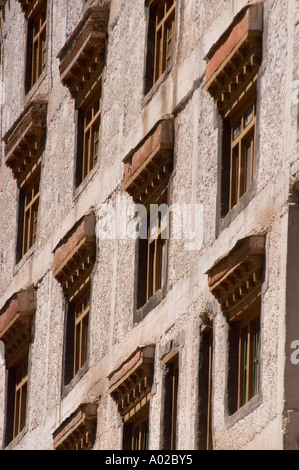 Fenster im traditionellen Ladhaki-Stil in weißem Gebäude des Hemis-Klosters, Ladakh, Jammu Kaschmir, Indien. Kunstvolle Holzarchitektur und Steinmauern. Stockfoto