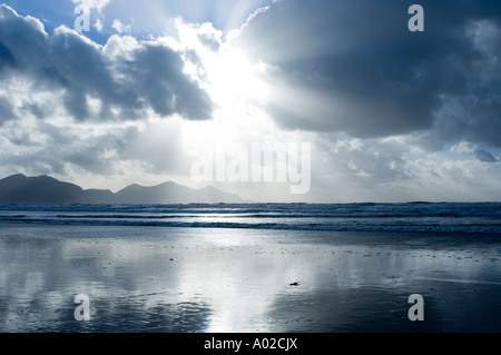 Sonne durch die Wolken über Caernafon Bucht gesehen vom Strand in Dinas Dinlle Gwynedd Snowdonia National Park The Rivals, UK Stockfoto