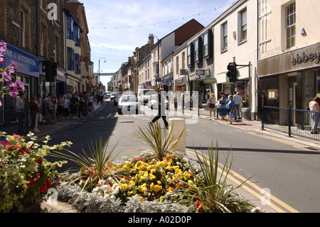 Große Darkgate Straße Aberystwyth mit den großen Filialisten Geschäften Sommernachmittag, Wales UK Stockfoto