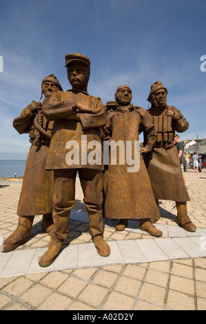 Gaukler die Strangelings durchführen, als bewegte seefahrende Bronzestatuen auf Aberystwyth Promenade, Wales UK Stockfoto