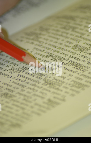 Universität von Wales, Aberystwyth Abteilung der walisischen Sprache und Literatur - Nahaufnahme eines Bleistifts unterstreichend, ein Wort in einem Buch Stockfoto