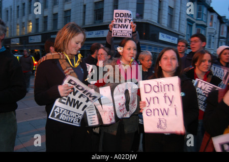 DDIM Yn fy Enw, die ich Walisisch für "nicht in meinem Namen" Frauen Demonstranten gegen den Irak 2003 Aberystwyth Ceredigion Wales UK Krieg Stockfoto