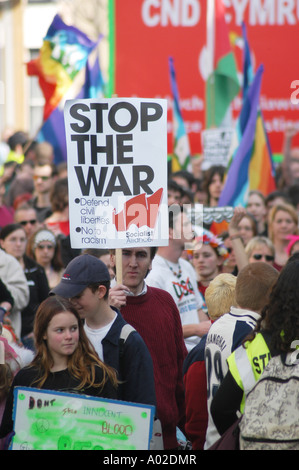 "Stoppt den Krieg" Demonstranten in den Straßen von Aberystwyth gegen den Krieg im Irak, 2003, Wales UK Stockfoto