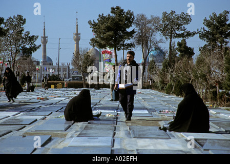 Trauernde auf dem Iran-Irak Kriegsfriedhof in Teheran Stockfoto