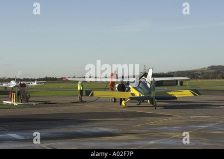Kleinflugzeug in den Prozess der betankt werden. Stockfoto