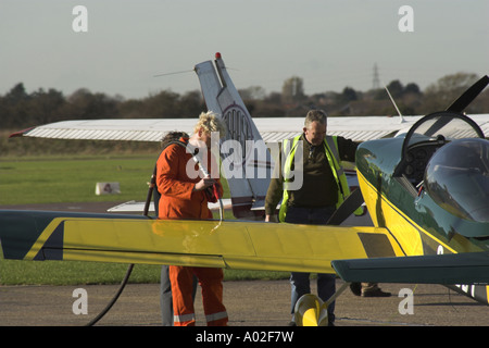 Ein kleines Flugzeug betankt wird. Stockfoto