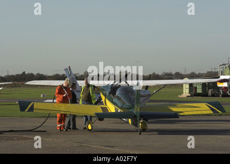 Ein kleines Flugzeug betankt wird. Stockfoto