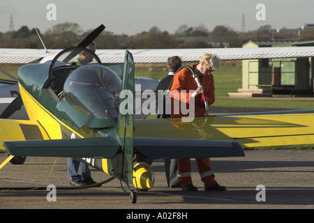 Ein kleines Flugzeug betankt wird. Stockfoto