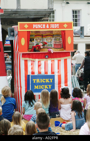 Traditionelle Punch and Judy Puppenspiel bei einem englischen Seebad. Stockfoto