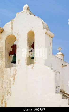 Glockenturm der Kirche am Fortaleza de Sagres in der Nähe von Kap St. Vincent in der westlichen Algarve Portugal Europa Stockfoto