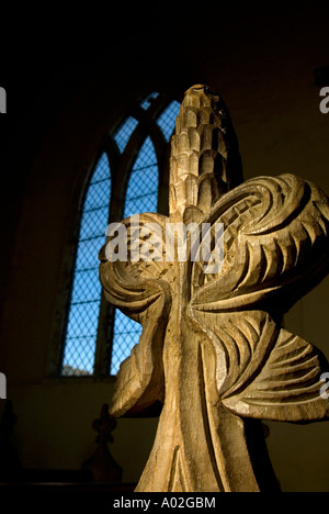 Geschnitzte Pew-Ende in der St. Martinskirche Thompson Norfolk UK Stockfoto