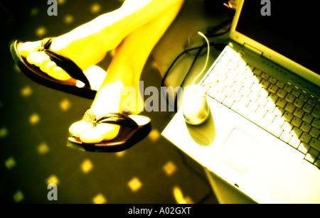 Frau, entspannend, in der Nähe des Laptop-Computers Stockfoto