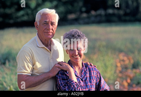 Außenporträt eines gesunden und glücklichen Senioren-Rentner-Paares Stockfoto