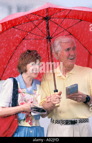 Porträt kaukasischen älteres paar Regen Stockfoto