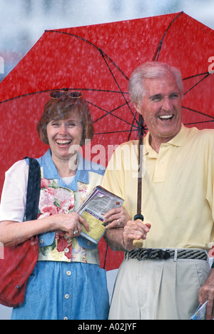 Porträt kaukasischen älteres paar Regen Stockfoto