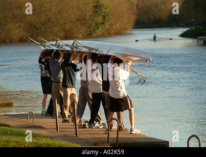 Ruderer in The College Bootshäuser Vorbereitung auf ihr Boot auf der Themse zu starten Stockfoto