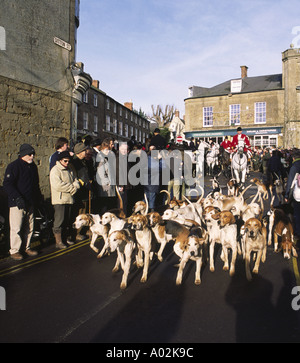 Jagdhunden am zweiten Weihnachtstag in der Markt Ilminster Somerset Stockfoto