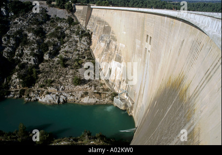 Montagne Sainte-Victoire und Bimont Dam, Provence, Frankreich. Stockfoto