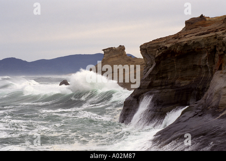 Pazifischen Ozeans Brandung stürzt gegen verwitterte Sandsteinfelsen an Cape Kiwanda Pacific City Oregon Stockfoto