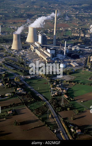 Kohle-thermischen Kraftwerk mit Schornsteinen, Gardanne, Provence, Frankreich. Stockfoto