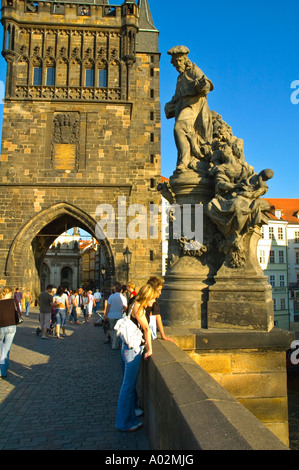 Die Statue des Heiligen Ivo auf Karluv Most die Charles Brücke in Prag die Hauptstadt der Tschechischen Republik EU Stockfoto