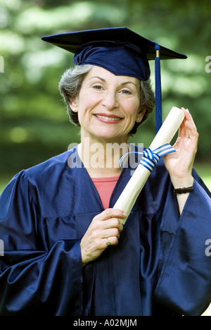 Lächelnden Senioren Frau College-Absolvent mit Diplom Stockfoto