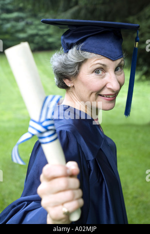 Ältere Frau College-Absolvent mit Diplom Stockfoto