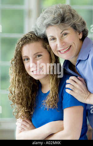 Stolze senior Frau und ihrer Enkelin. Stockfoto
