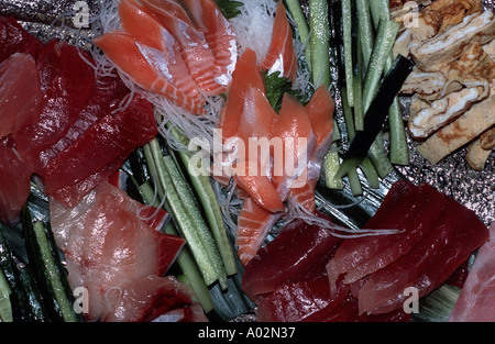 Typische Platte mit frischem Sashimi rohen Lachs und Thunfisch Gurke fein geschnittenen Rettich und gekochte Ei japanische Küche Japan Stockfoto