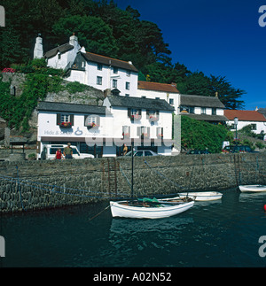 Sommer Blick auf kleine Boote vor Anker im Hafen von Lynmouth mit strohgedeckten ziemlich oben auf dem Land in Nord-Devon England Stockfoto