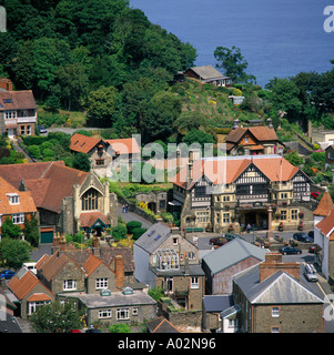 Sommer Blick nach unten von der Station Road auf zentrale Lynton Rathaus mit hübschen Ferienhäusern North Devon England Stockfoto