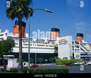 Seite am Eingang Ansicht zeigt die drei riesigen roten Trichter der alten Kreuzfahrt Passagierschiff Queen Mary in Long Beach California U S A Stockfoto