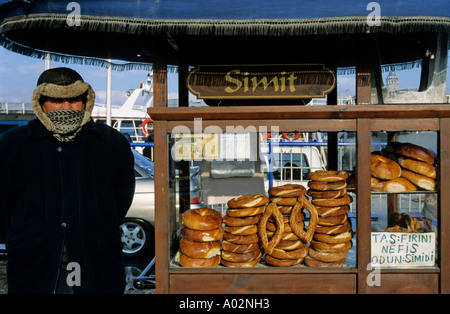 Straßenhändler verkaufen Simit, eine kreisförmige Brot mit Sesam, in Istanbul, Türkei. Stockfoto