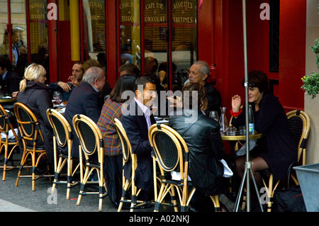 Menschen vor Bistro Le Comptoir im Bezirk von Saint Germain des Prés im Zentrum von Paris die Hauptstadt von Frankreich EU Stockfoto